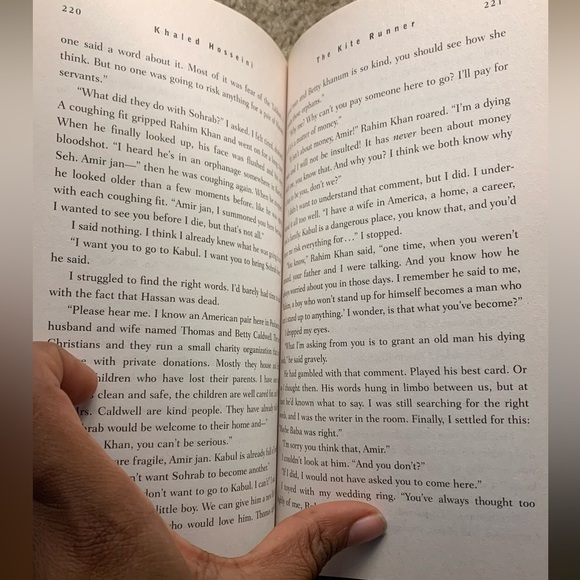 💛 Khaled Hosseini’s The Kite Runner Book - Picture 4 of 7